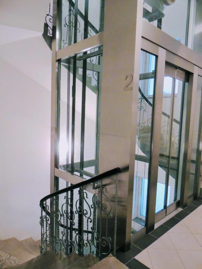 Modern Futuristic Apartment / Zizkov Tv Tower + Metro Station Prague Ngoại thất bức ảnh